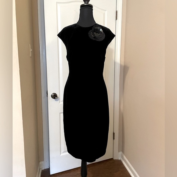 Trina Turk Dresses & Skirts - Trina Turk Black Velvet Velour Sleeveless Dress Flower Appliqué Pin Size 6 Party